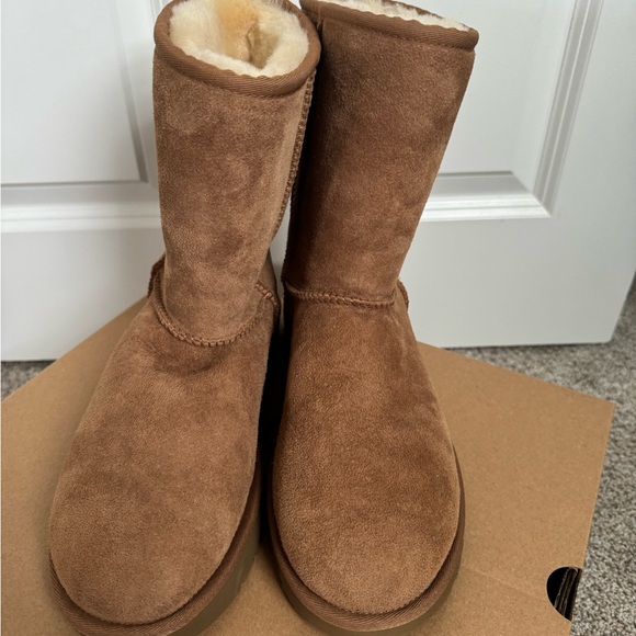 UGG Classic Short II Tan Boots - Picture 3 of 6